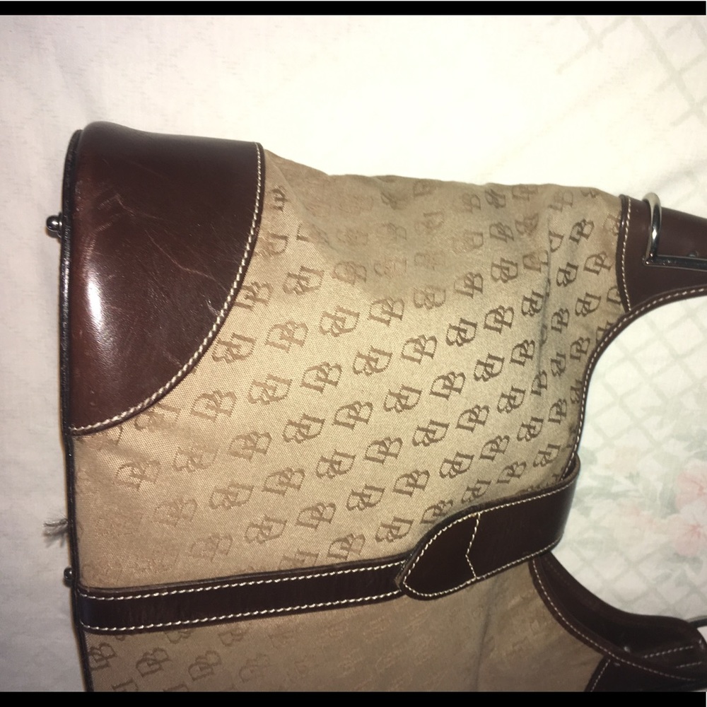 Authentic Dooney & Bourke Signature Purse - Picture 8 of 8